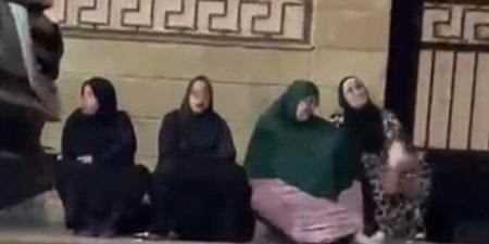 أهالي ضحايا حادث كوبري قها بالقليوبية ينتظرون أمام المشرحة لاستلام جثامين ذويهم - تواصل نيوز