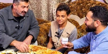 ياسر جلال يحقق أمنية الطفل بائع البلاستيك ويزوره في منزله بدار السلام - تواصل نيوز
