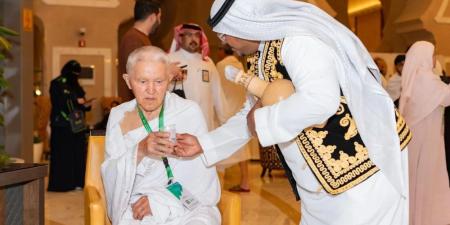 ضيوف الدفعة الرابعة من برنامج خادم الحرمين يؤدون مناسك العمرة - تواصل نيوز