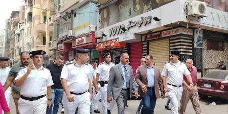 سكرتير عام مساعد الإسكندرية ومدير الأمن يتفقدان انضباط حركة المرور ورفع الإشغالات بشارع الآجتية - تواصل نيوز
