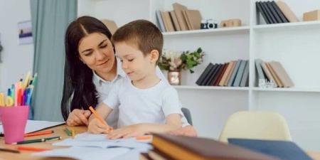 لا تقارنه بزملائه.. كيف تحمي ابنك من ضغط المذاكرة والامتحانات؟ - تواصل نيوز