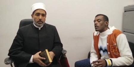 موهبة قرآنية تفي أسوان.. «آدم» من ذوي التوحد يحدد مواضع الآيات بالمصحف الشريف - تواصل نيوز