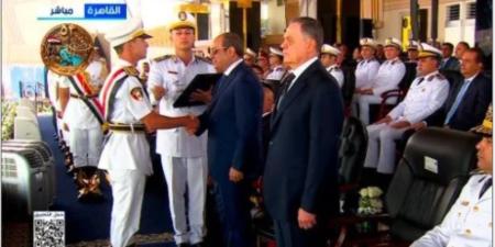 الرئيس السيسى يقلد أوائل خريجى أكاديمية الشرطة أنواط الامتياز بحفل التخرج - تواصل نيوز