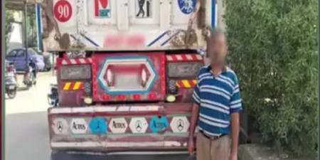 كشاف خلفي يعرض حياة المواطنين للخطر، فيديو متداول يطيح بسائق نقل في الجيزة - تواصل نيوز