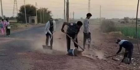 أهالي عين عيش بالوادي الجديد يتطوعون لإصلاح الطرق وتجميل القرية - تواصل نيوز