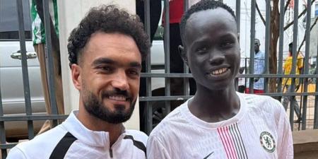 هدية خاصة من مشجع جنوب سوداني لمصطفى زيكو بعد مباراة بيراميدز (فيديو) - تواصل نيوز