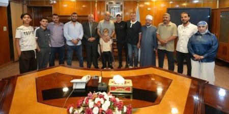 محافظ أسيوط يسلم طرف صناعي لشاب فلسطيني مصاب من غزة لمساعدته على الحركة - تواصل نيوز