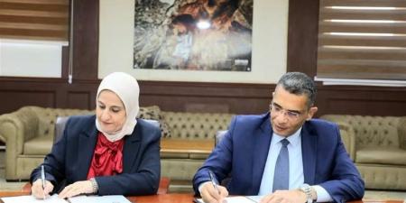 محافظ البحر الأحمر يوقع بروتوكولا لحماية البيئة البحرية والتغيرات المناخية - تواصل نيوز