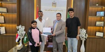 رئيس مدينة كفر صقر بالشرقية يكرم مواطناً لموقفه الإنساني خلال حريق في حي السلام - تواصل نيوز
