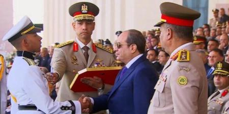 الرئيس السيسي يكرّم أوائل خريجي الدفعة الأولى من الأكاديمية العسكرية - تواصل نيوز