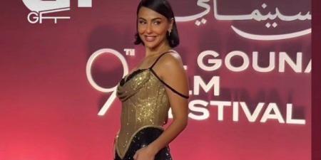 ميس حمدان بإطلالة بالأسود والذهبي في مهرجان الجونة السينمائي - تواصل نيوز