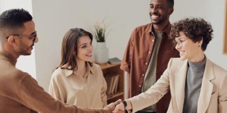 أبرزها بتقبض كام وحتتجوز إمتى.. 8 أسئلة لا تطرحها على الآخرين - تواصل نيوز
