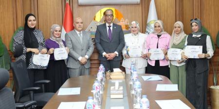 محافظ الجيزة يكرم فريق تمريض مستشفى الحوامدية لأمانتهن في الحفاظ على أموال مريض فاقد الوعي - تواصل نيوز