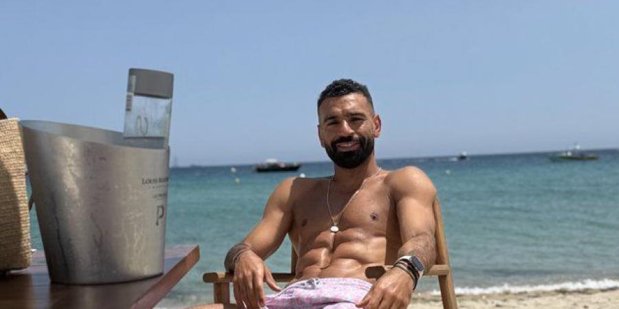 بعد التتويج بالدورى الإنجليزى.. محمد صلاح يقضى أجازته على البحر - تواصل نيوز