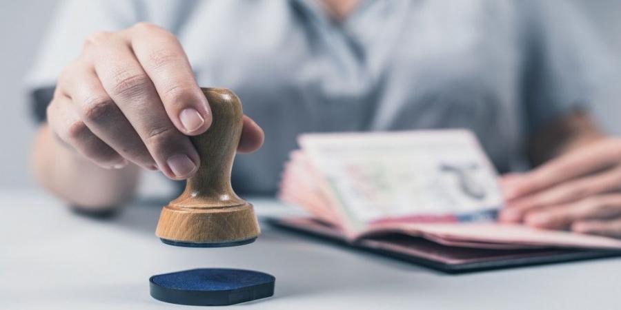 دخول قرار ترامب منع دخول مواطني 12 دولة إلى الولايات المتحدة حيز التنفيذ - تواصل نيوز