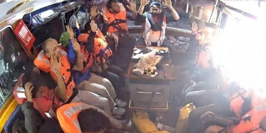 الاحتلال يحتجز سفينة "مادلين" ويعتقل المتضامنين على متنها #عاجل - تواصل نيوز