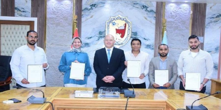 جامعة سوهاج تسلم عقود احتضان ٥ مشروعات ناشئة ودعم مالي 300 ألف جنيه لكل مشروع - تواصل نيوز