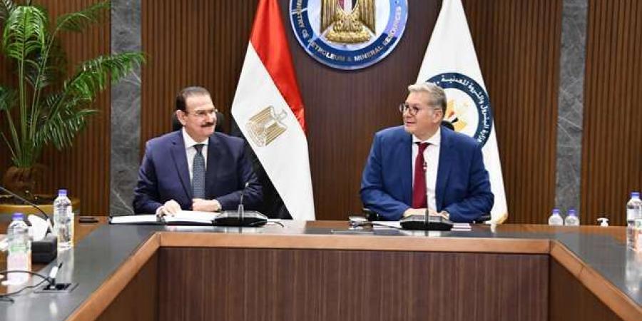 وزير البترول يتابع الموقف التنفيذي لمشروع إنتاج حامض الفوسفوريك ب - تواصل نيوز