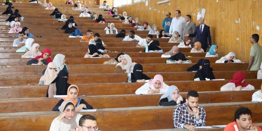 شاهد الان - رئيس جامعة المنيا يتابع سير الامتحانات بكليتي الآداب ودار العلوم - تواصل نيوز