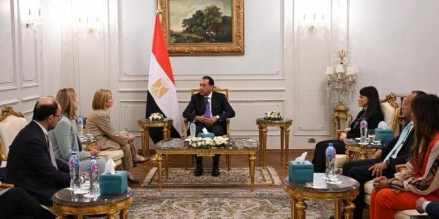 شاهد الان - رئيس الوزراء يلتقي نائب رئيس بنك الاستثمار الأوروبي - تواصل نيوز