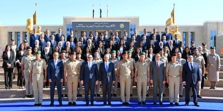 شاهد الان - الأكاديمية العسكرية تنظم مراسم تخريج الدورة الدفعة «57» ملحقين دبلوماسيين | صور - تواصل نيوز