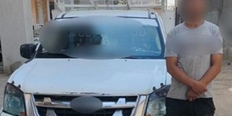 عاجل وحصرى - ضبط سائق وضع إشارة خلفية عالية الإضاءة بسيارته الربع نقل فى الجيزة  - تواصل نيوز
