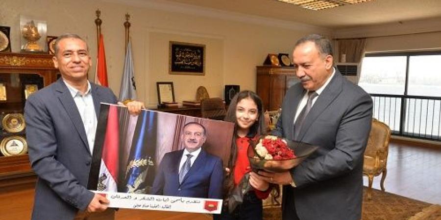 عاجل وحصرى - محافظ أسيوط يكرم الطالبة "أنجلينا عماد" ويمنحها درع "المسئولية" - تواصل نيوز