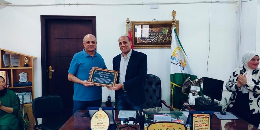 اشرف بكر يكرم المتميزين بحي امبابه لتعزيز روح العمل الجماعي - صحيفة تواصل
