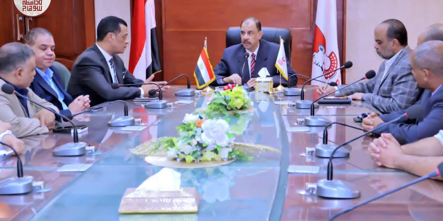 محافظ سوهاج يعقداجتماعًا لبحث آليات توفير الزي المدرسي بأسعارمخضة - صحيفة تواصل