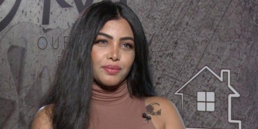 وصول الراقصة «ليندا» لحضور جلسة محاكمتها بسبب «الفيديوهات المخلة» - تواصل نيوز
