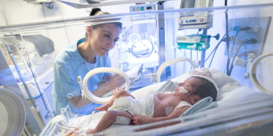 معجزة صوت الأم!.. دراسة تثبت تأثيره المباشر على تطور المسارات اللغوية لأدمغة الخدج - تواصل نيوز