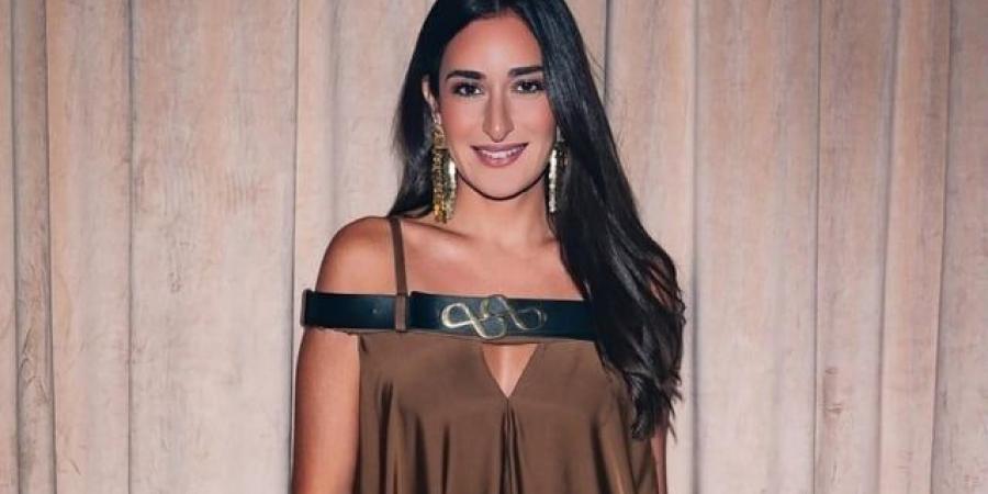 أناقة أمينة خليل تظهر بفستان واسع كافيه وشعر منسدل - تواصل نيوز