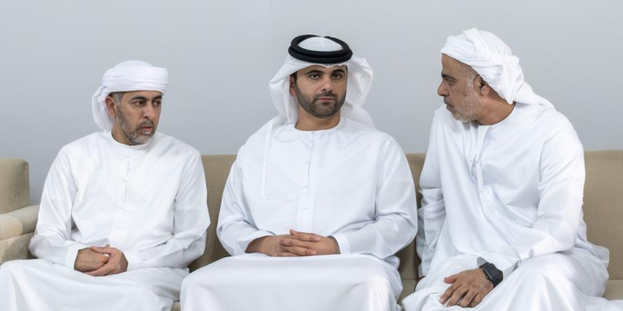 منصور بن محمد يقدّم واجب العزاء في وفاة موزة حميد عبيد الشامسي - تواصل نيوز