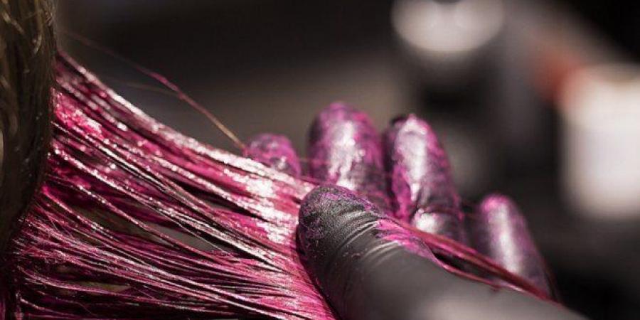 تحذيرات طبية: صبغات الشعر الدائمة قد تحمل مخاطر صحية غير متوقعة - تواصل نيوز