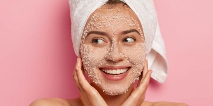 6 مقشرات طبيعية للبشرة الدهنية - تواصل نيوز