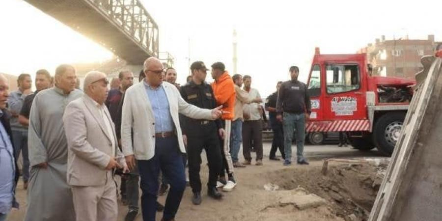 محافظ القليوبية يُتابع حادث انقلاب تريلا في ترعة بطوخ ويوجه بدراسة فورية لتوسعة الكوبري - تواصل نيوز