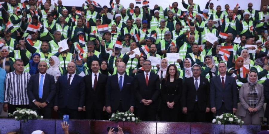 محافظ الجيزة يكرّم 170 عاملاً بالنظافة من المشاركين في أعمال تجميل محيط المتحف المصري الكبير - تواصل نيوز