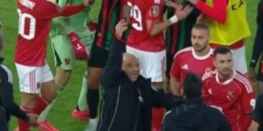 "آلة حادة" وزجاجات مياه سبب أزمة مباراة الأهلي والجيش الملكي المغربي - تواصل نيوز