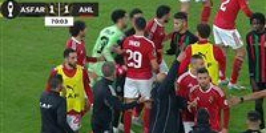 إلقاء زجاجات وآلات حادة داخل الملعب وإصابة تريزيجيه: أحداث شغب في مباراة الأهلي والجيش الملكي المغربي في دوري أبطال أفريقيا - تواصل نيوز