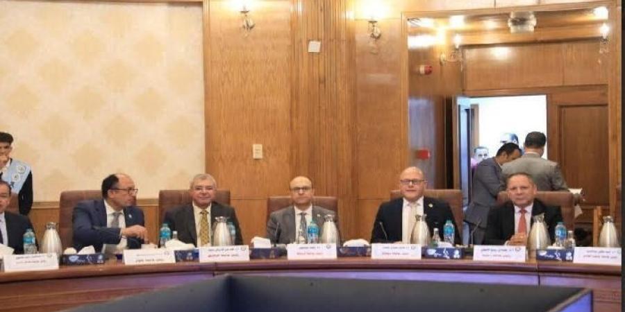 رئيس جامعة سوهاج يشارك في اجتماع المجلس الأعلى للجامعات بجامعة قناة السويس - تواصل نيوز