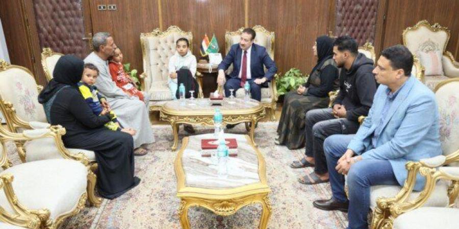 محافظ المنوفية يلتقي أسرة «شهيد الشهامة» ويقدم خالص تعازيه ومواساته تقديرًا لشجاعته ودوره الإنساني البطولي - تواصل نيوز