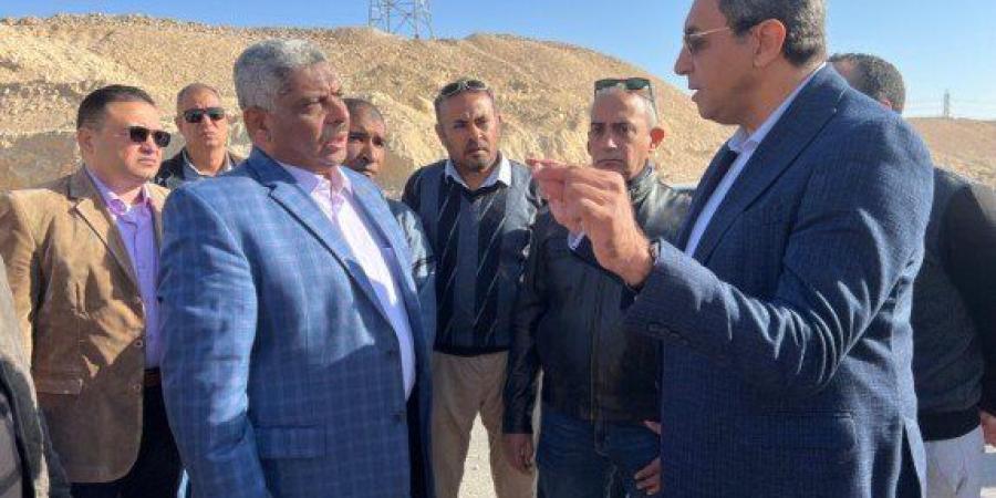 محافظ قنا يتفقد الطريق الصحراوي الغربي ويوجه بإجراءات عاجلة لرفع الكفاءة ومنع الحوادث - تواصل نيوز