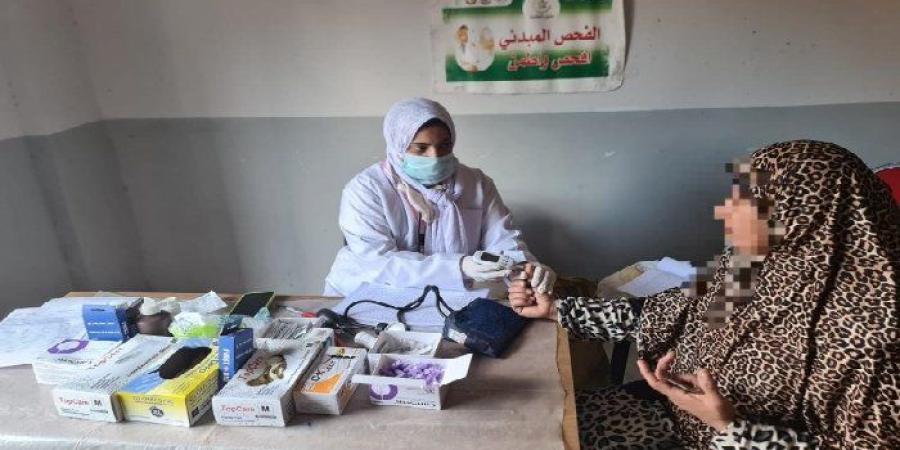 البحيرة.. كشف وعلاج بالمجان لـ1014 مواطنًا في قافلة طبية بإدكو - تواصل نيوز