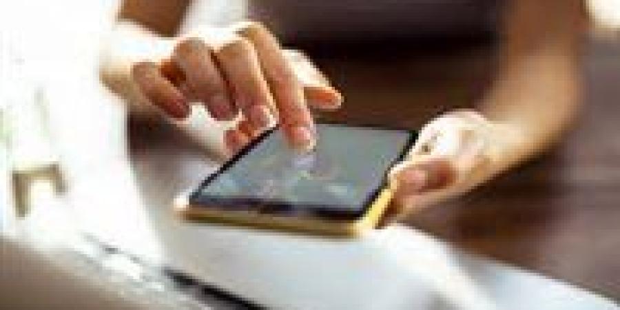 الأمريكيون وجيل Z يتصدران استخدام الهواتف: 4 ساعات يومياً في قبضة الشاشات - تواصل نيوز