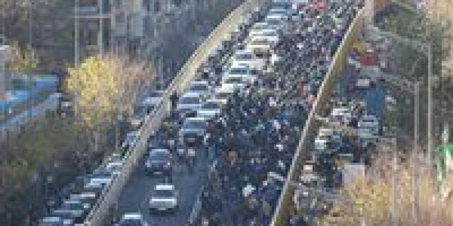 هجوم على مبنى حكومي واحتجاجات شعبية غاضبة تعصف بالبلاد.. ماذا يحدث في إيران؟ - تواصل نيوز