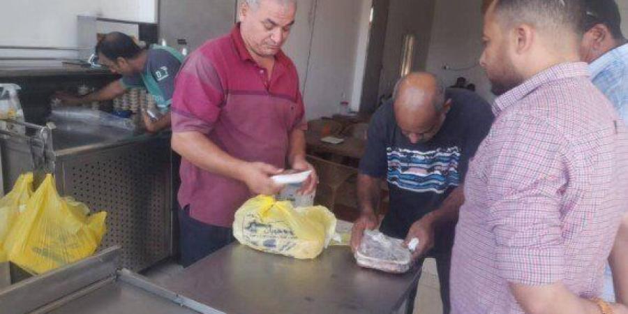 ضبط 6 أطنان سكر وسلعًا مجهولة المصدر في حملة مفاجئة بالمنيا - تواصل نيوز