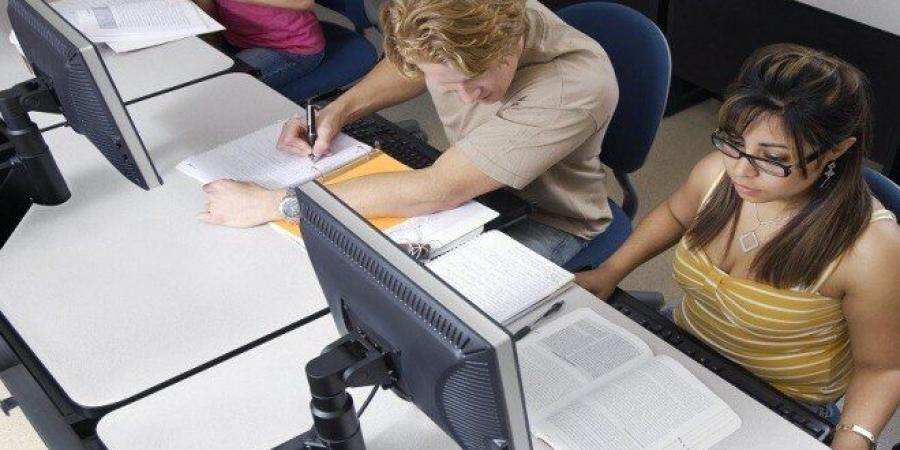 جفاف العين وتشوش الرؤية المؤقت.. كيف تحمي عينيك من أضرار الشاشات؟ - تواصل نيوز