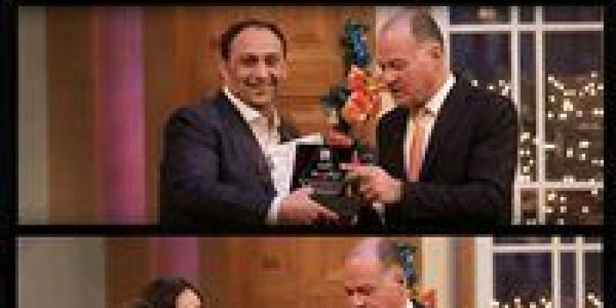 تقديرًا لجهودهم.. نشأت الديهي يكرّم أسرة قناة TEN - تواصل نيوز