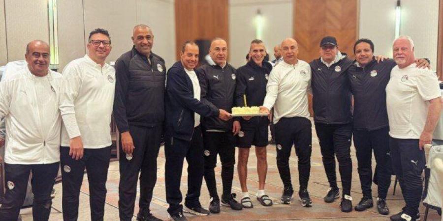 منتخب مصر يحتفل بأعياد ميلاد لاعبيه وإدارته بعد التدريب - تواصل نيوز
