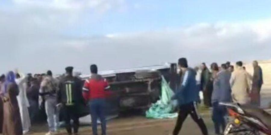 بالأسماء.. إصابة 14 عاملاً في انقلاب سيارة «ربع نقل» بالمنيا الجديدة - تواصل نيوز